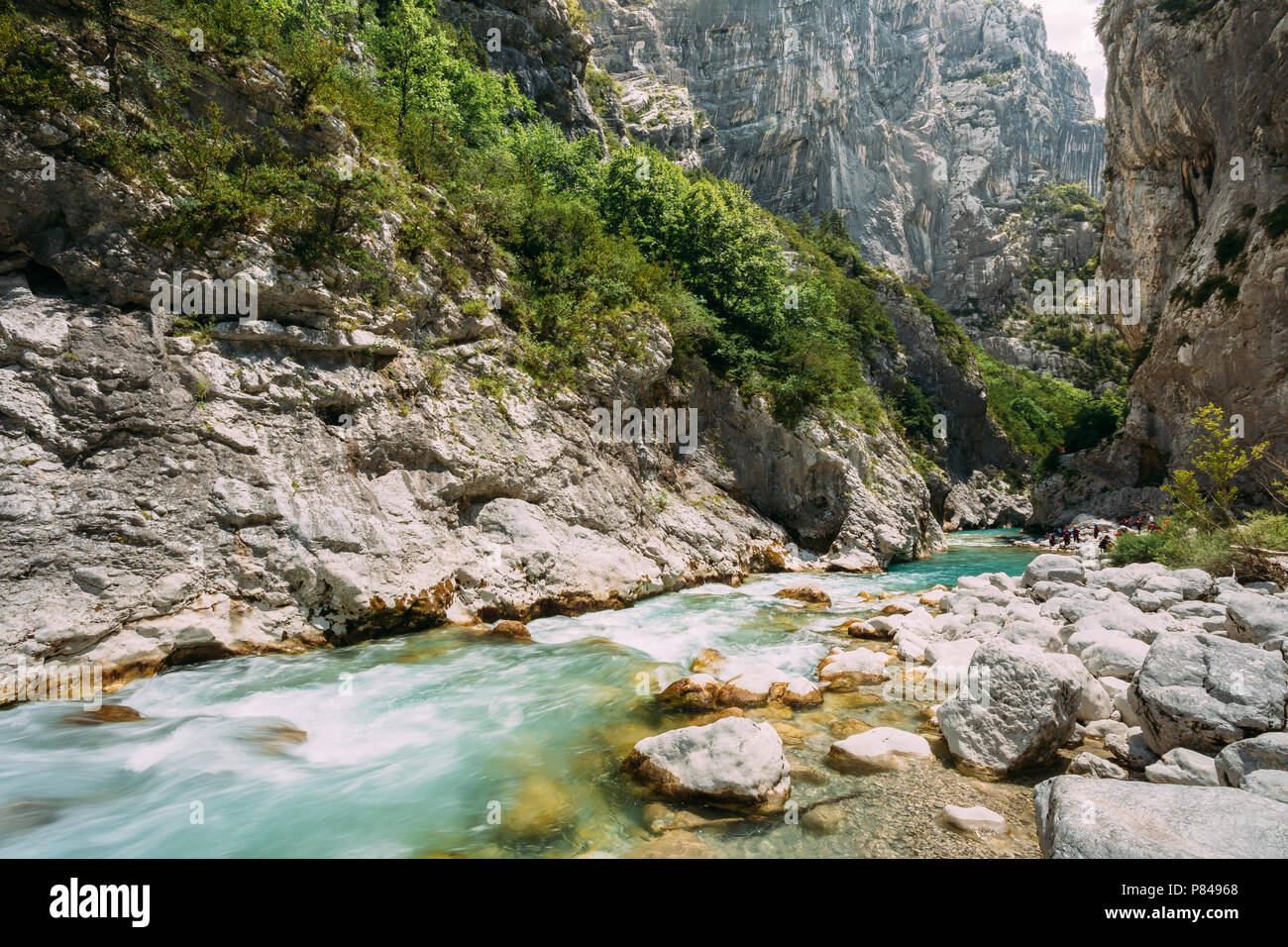 Gebirgsfluss. Malerische Aussicht auf den Fluss Verdon In Frankreich. Landschaft Langzeitbelichtung. Niemand Stockfoto