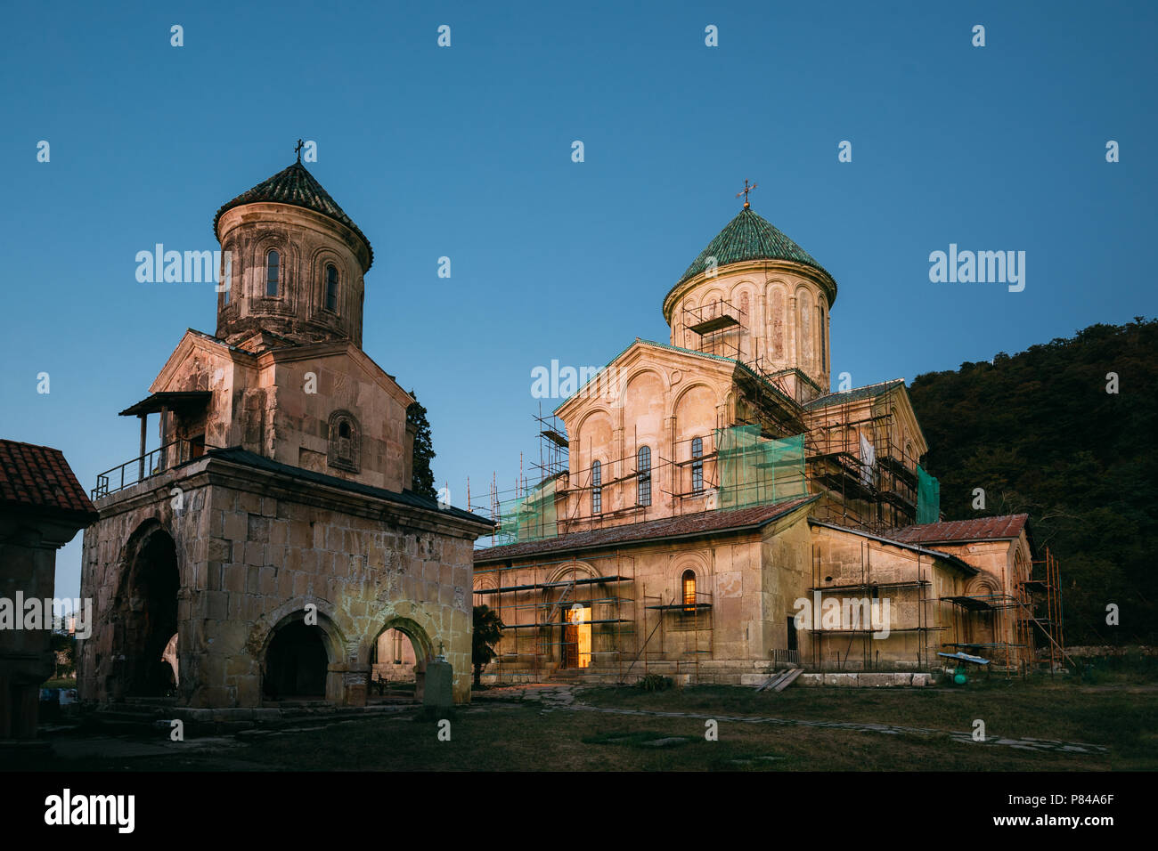 Kutaisi, Georgien. Kirche von St. Nikolaus und die Kathedrale von Geburt Mariens auf dem Gebiet von Gelati Monastery in Abend Zeit. Stockfoto