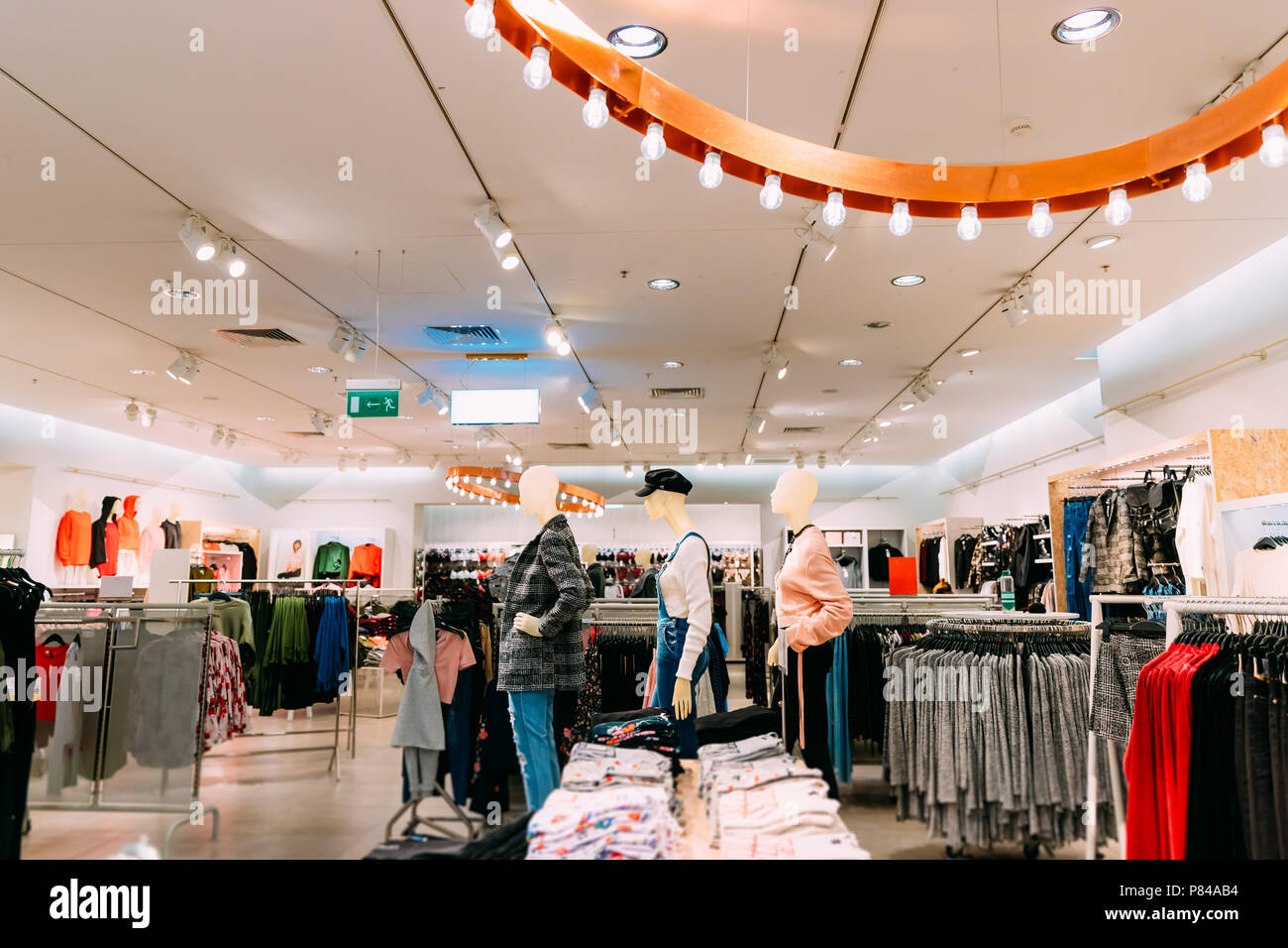 Gekleidet in Schaufensterpuppen weiblich Frau legere Kleidung und Kleidung in den Regalen und Kleiderbügel im Store im Einkaufszentrum. Stockfoto