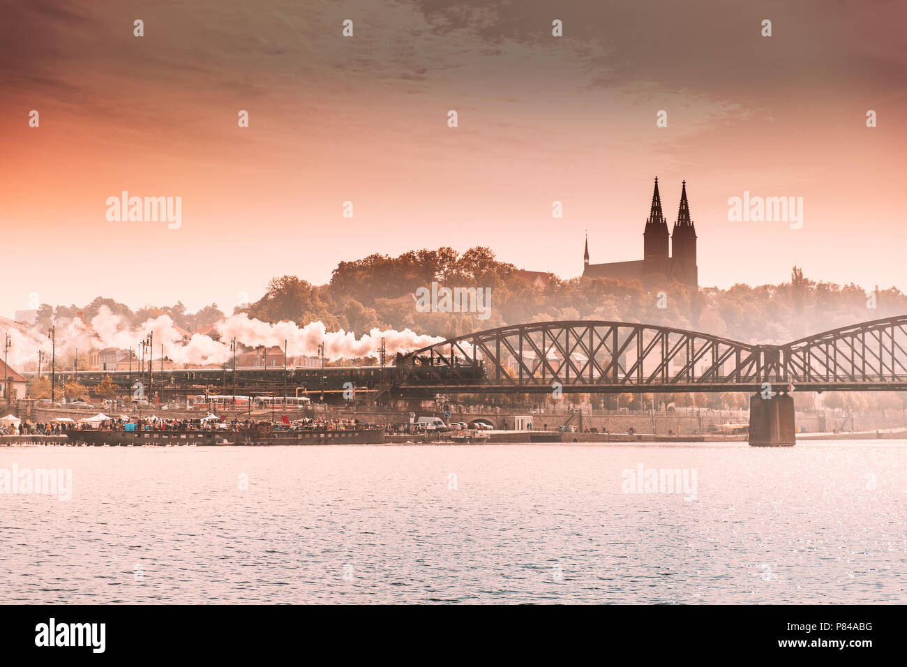 Prag, Tschechische Republik. Alten Retro Dampflok, die in der Brücke. Die Basilika von St. Peter und St. Paul für den Hintergrund. Stockfoto