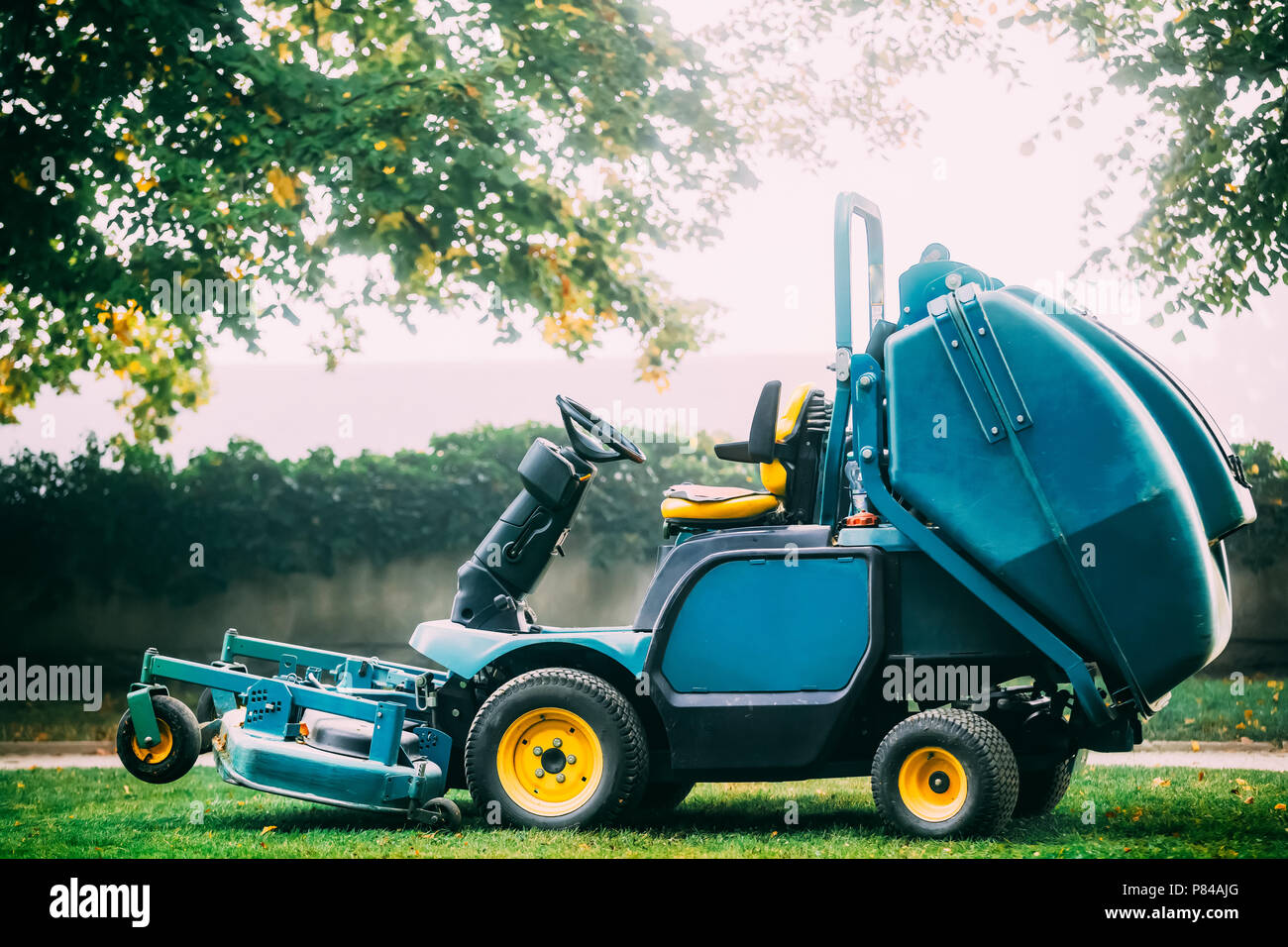 Rasenmäher Traktor auf Gras. Garten besondere Technik. Stockfoto