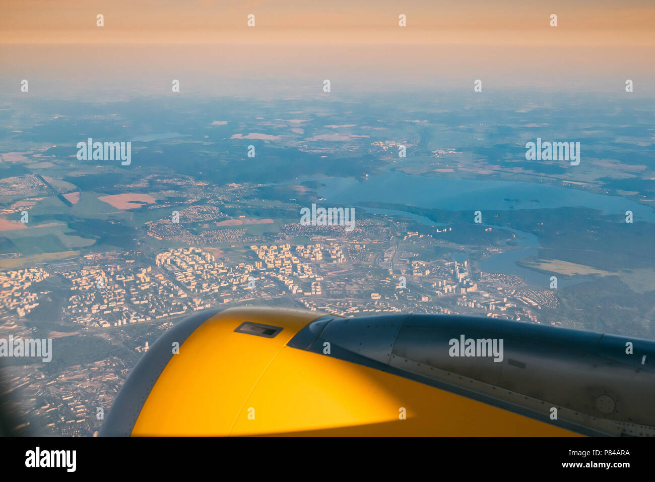 Minsk, Weißrussland. Blick aus dem Flugzeug Fenster in Minsk. Sonnenuntergang Sonnenaufgang über der Stadt. Stockfoto