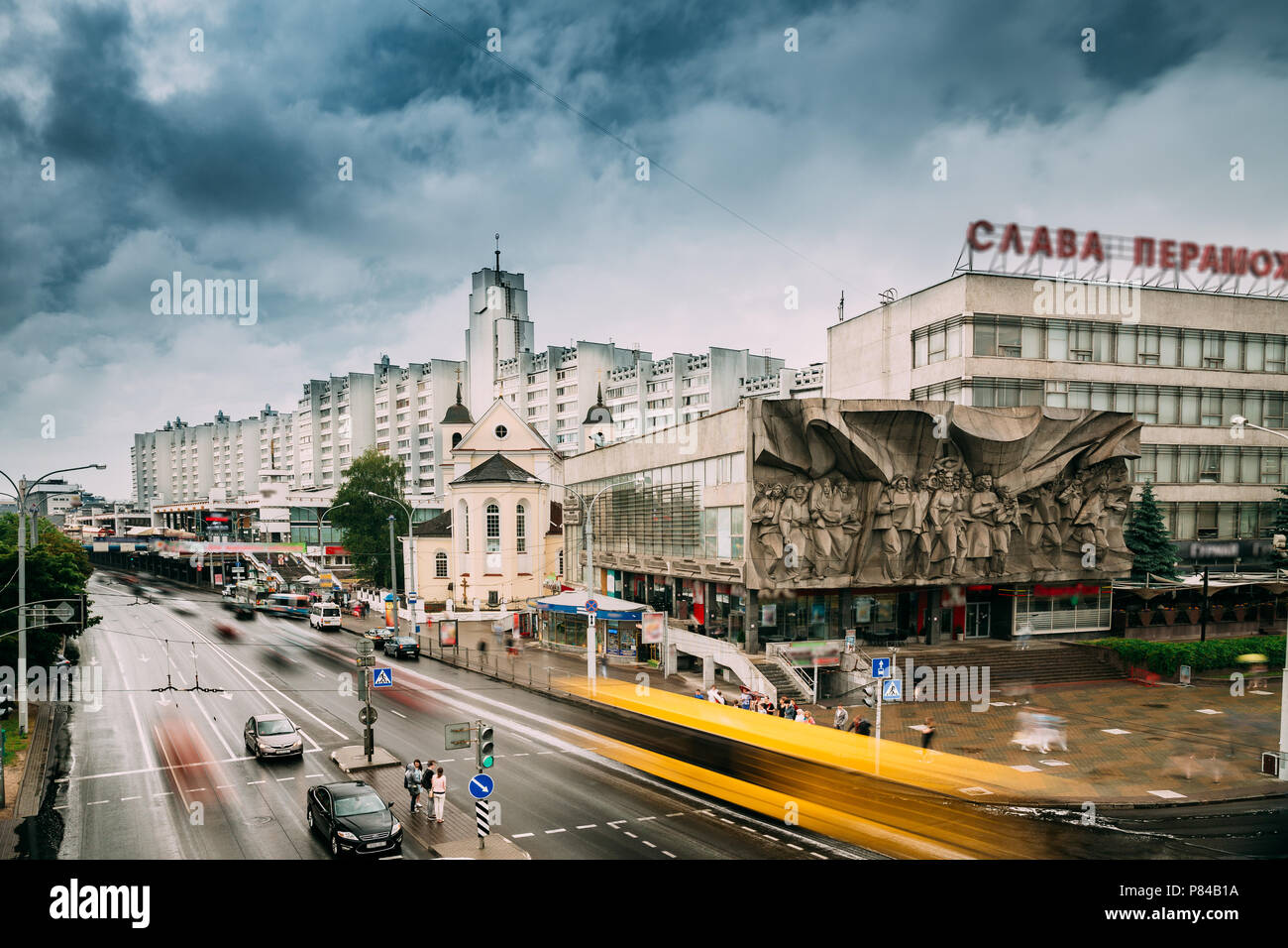 Minsk, Weißrussland. Verkehr in der Nähe der Kathedrale der Heiligen Peter und Paul und bas-relief Der sowjetischen Ära auf alte Fassade Gebäude auf Nemiga Strasse in Minsk, Bel Stockfoto