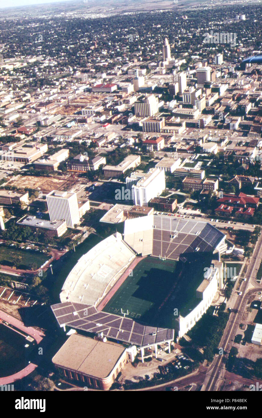 Lincoln, der Hauptstadt, aus der Luft gesehen. Im Vordergrund ist die University of Nebraska-Stadion, Mai 1973 Stockfoto