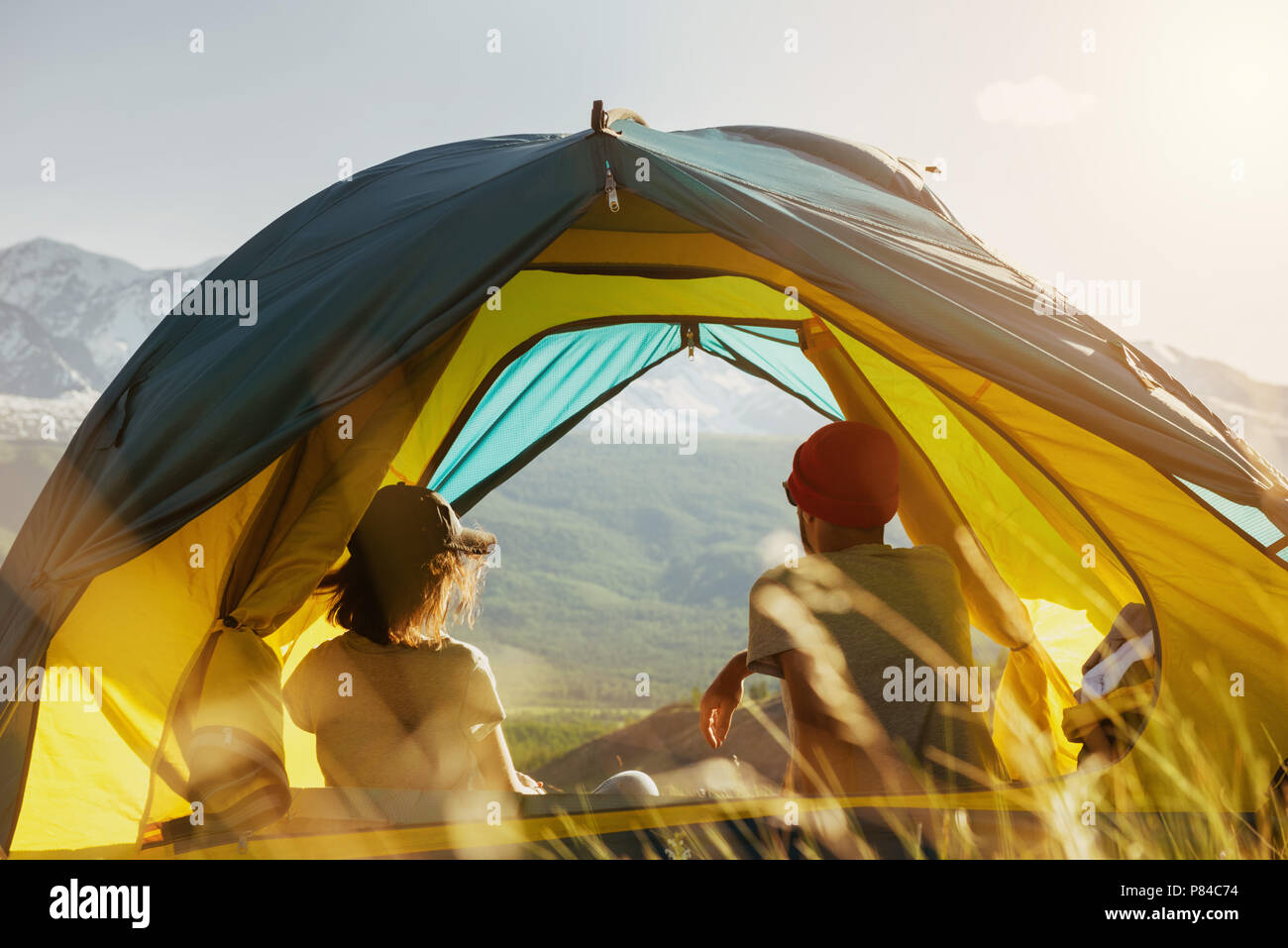 Paar Rest in Zelt gegen Berge Sonnenuntergang Stockfoto