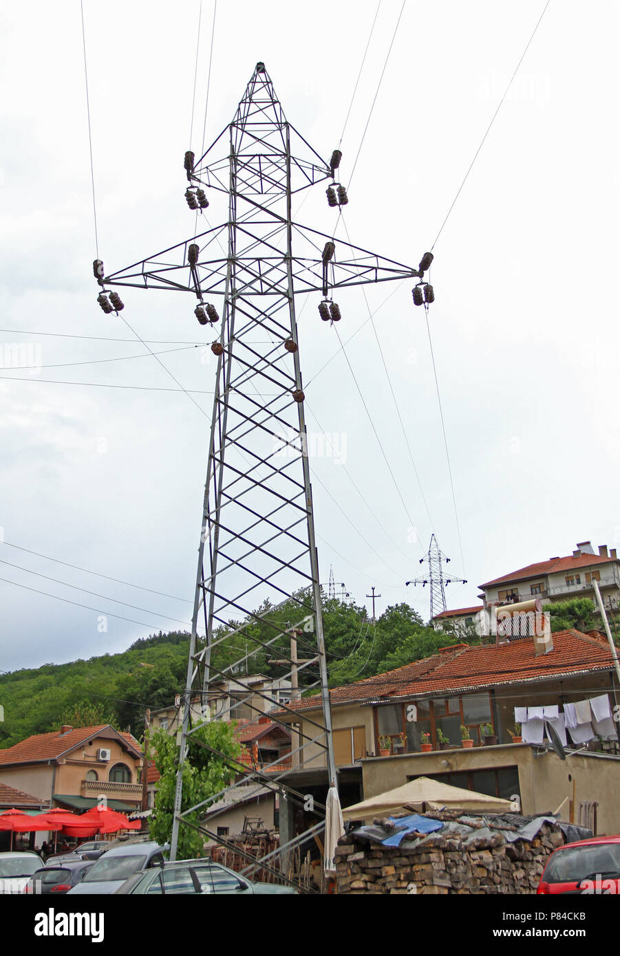 Elektrische Türme mit Kabel für Strom in der Mitte der Stadt