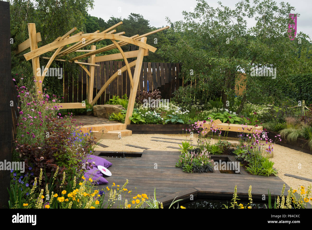 Bunte Blumen, Holz Pergola, Bank & Teich im schönen Preisgekrönte