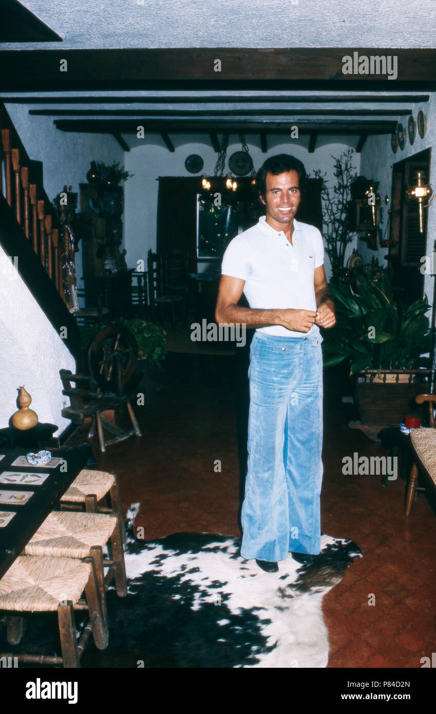 Spanish singer julio iglesias Fotos und Bildmaterial in hoher