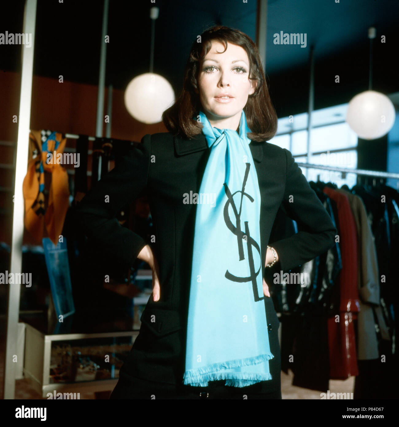 Moderatorin Petra Schürmann modelt in einer Yves Saint Laurent Boutique in München, Deutschland 1973. Die TV-Moderatorin Petra Schuermann Modellierung mit Yves Saint Laurent Produkte an einer Boutique in München, Deutschland, 1973. Stockfoto