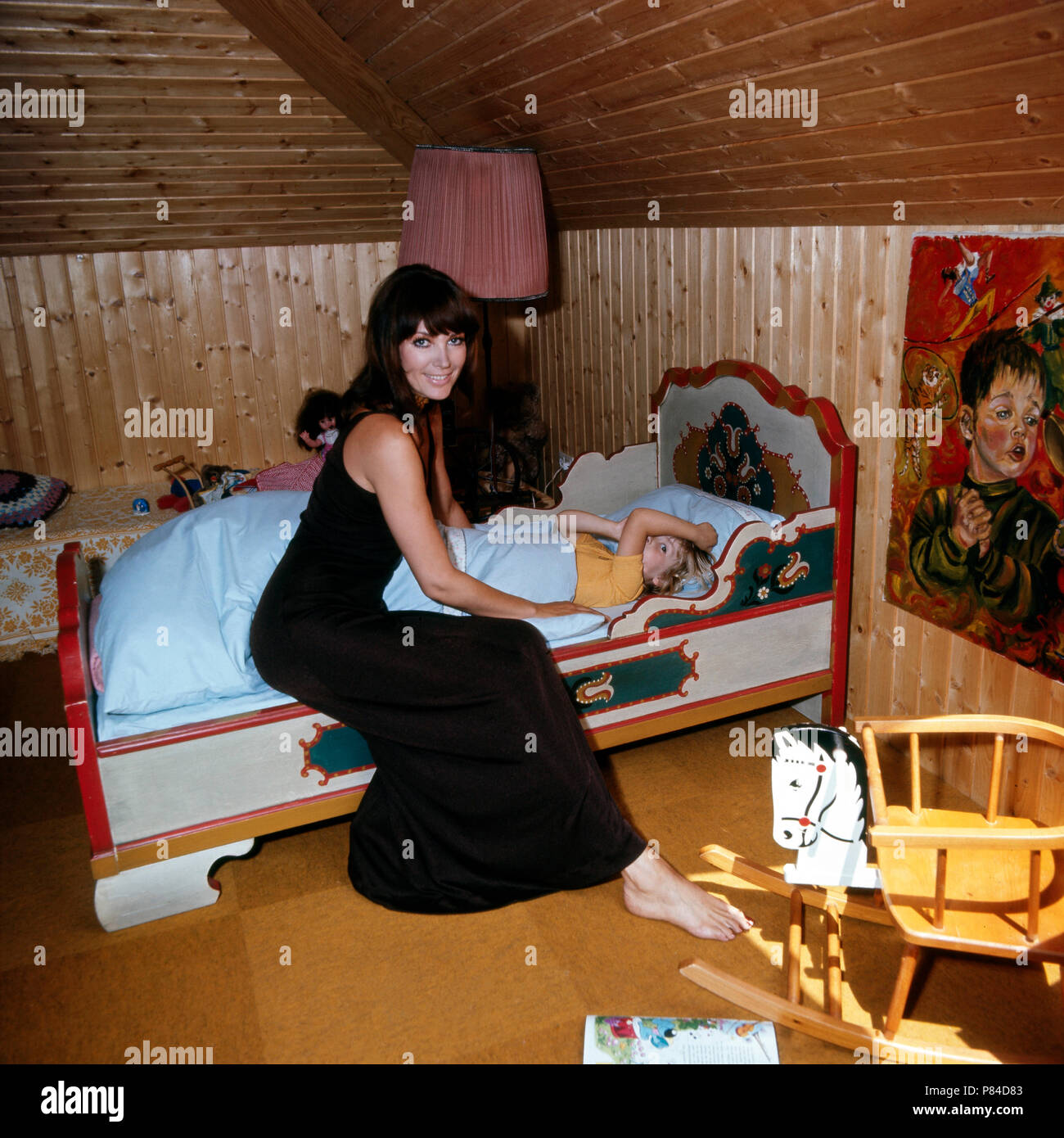 Moderatorin Petra Schürmann unterstützt dabei, Tochter Alexandra Freund