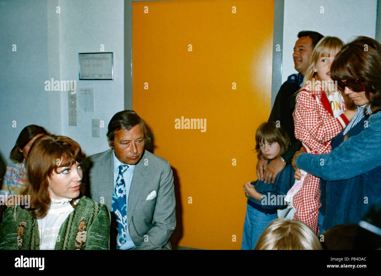 Moderatorin Petra Schürmann bei der Einschulung von Tochter Alexandra Freund in München, Deutschland 1974. Die TV-Moderatorin Petra Schuermann Tochter an ihrem ersten Tag in der Schule an der Universität München, Deutschland 1974. Stockfoto