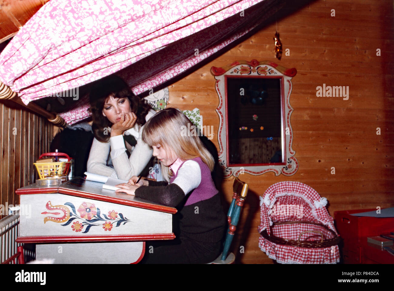 Moderatorin Petra Schürmann und Tochter Alexandra Freund zuhause in München, Deutschland 1974. Die TV-Moderatorin Petra Schuermann mit ihrer Tochter Alexandra in München zu Hause, Deutschland 1974. Stockfoto