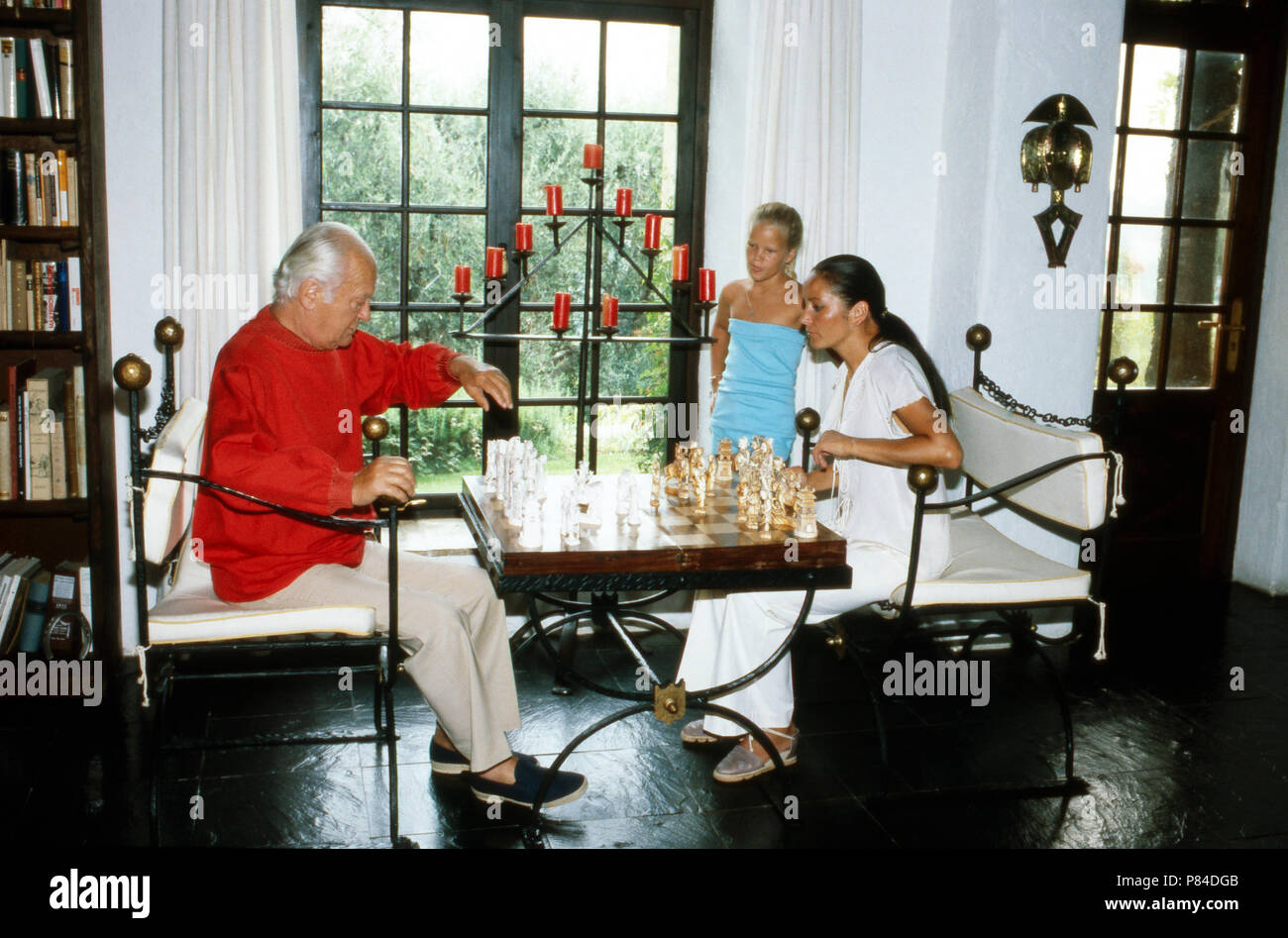 Wis Curd Jürgens mit Ehefrau Christine und Tochter Miriam im türkeirundreise in Saint Paul de Vence, Frankreich 1978. Schauspieler Curd Jürgens mit seiner Frau Christine und Tochter Miriam im Sommer Urlaub in Saint Paul de Vence, Frankreich 1978. Stockfoto Wis Curd Jürgens mit Ehefrau Christine und Tochter Miriam im türkeirundreise in Saint Paul de Vence, Frankreich 1978. Schauspieler Curd Jürgens mit seiner Frau Christine und Tochter Miriam im Sommer Urlaub in Saint Paul de Vence, Frankreich 1978. Stockfoto