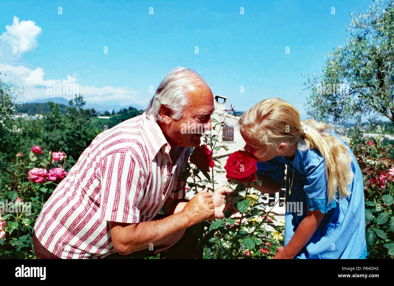 Wis Curd Jürgens mit Tochter Mirjam im türkeirundreise in Saint Paul de Vence, Frankreich 1978. Schauspieler Curd Jürgens mit Tochter Mirjam im Sommer Urlaub in Saint Paul de Vence, Frankreich 1978. Stockfoto