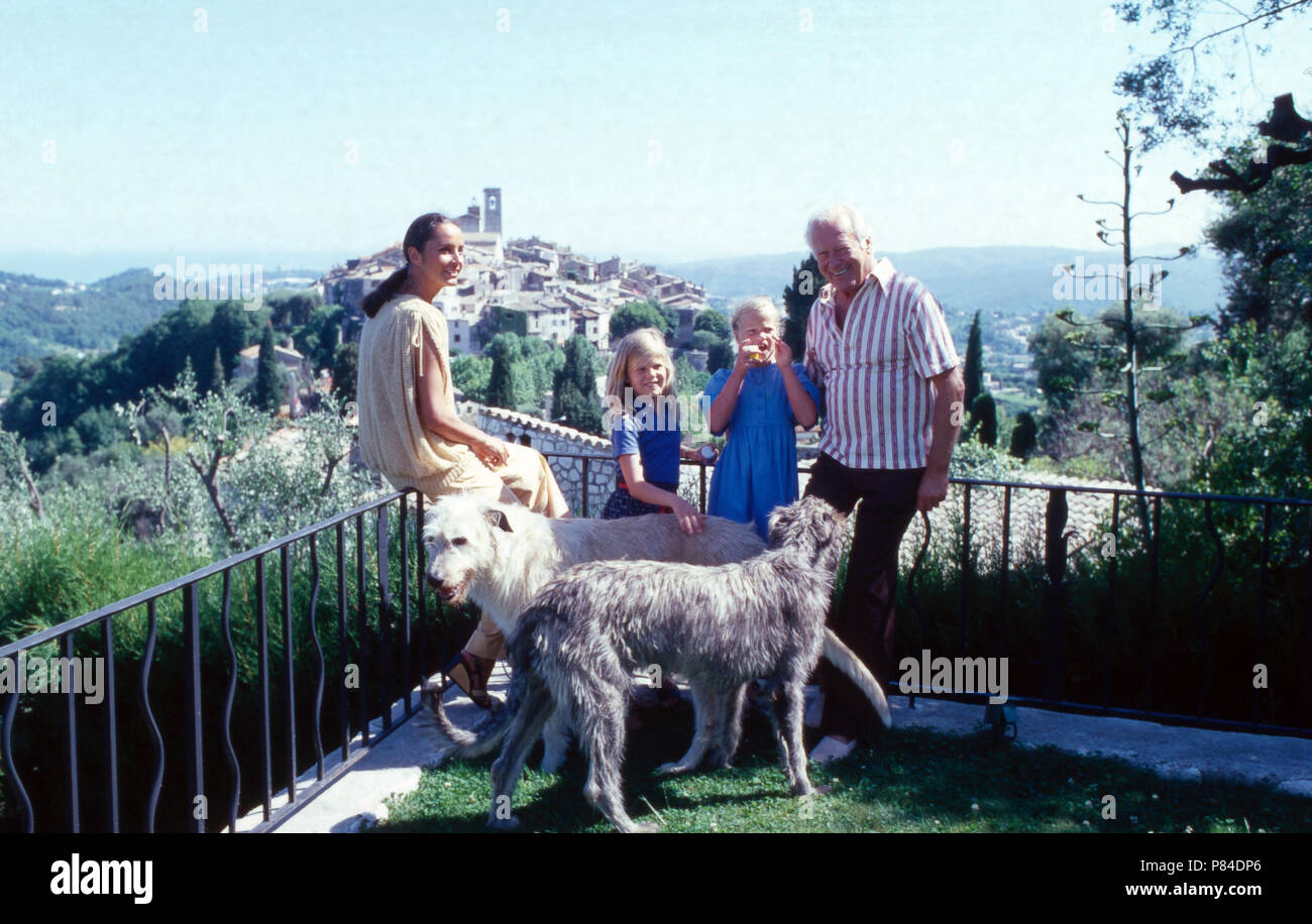 Wis Curd Jürgens mit Ehefrau Christine und Tochter im türkeirundreise in Saint Paul de Vence, Frankreich 1978. Schauspieler Curd Jürgens mit seiner Frau Christine und Tochter in den Sommerferien im Saint Paul de Vence, Frankreich 1978. Stockfoto Wis Curd Jürgens mit Ehefrau Christine und Tochter im türkeirundreise in Saint Paul de Vence, Frankreich 1978. Schauspieler Curd Jürgens mit seiner Frau Christine und Tochter in den Sommerferien im Saint Paul de Vence, Frankreich 1978. Stockfoto