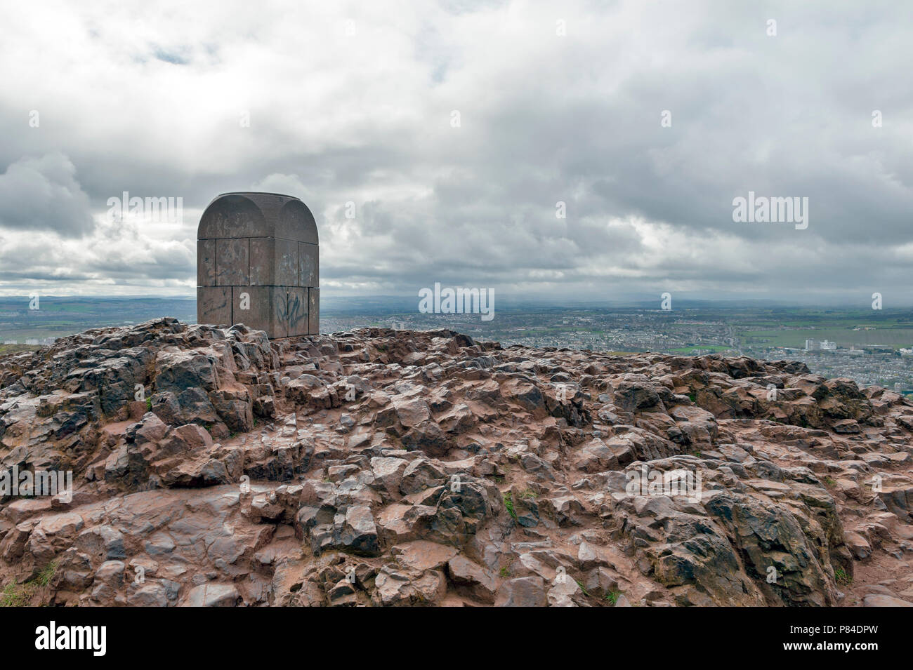 Die steinernen Wahrzeichen Denkmal auf dem Gipfel des Arthur's Seat, dem höchsten Punkt in Edinburgh Holyrood Park in Edinburgh, Schottland, Großbritannien Stockfoto