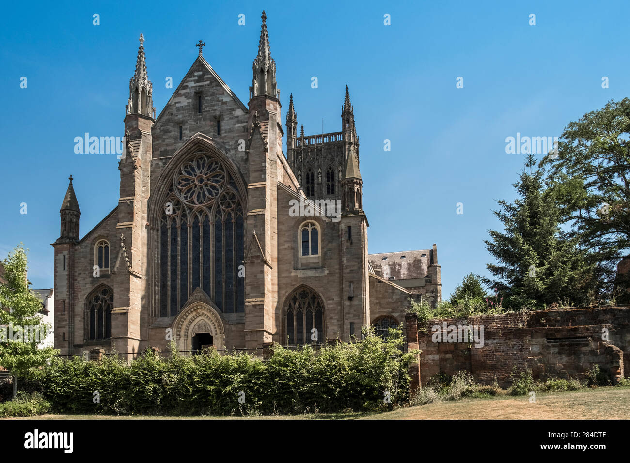 Nach Westen gotische Fassade der Kathedrale von Worcester, Worcestershire, West Midlands, Großbritannien Stockfoto