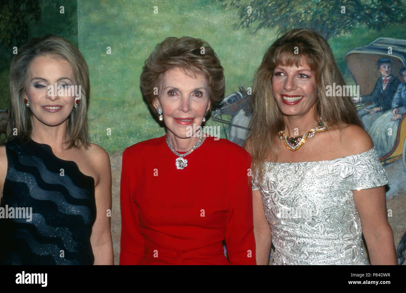Präsidentengattin Nancy Reagan mit zwei jungen Damen, Deutschland 1994. Präsident Ronald Reagan's Frau Nancy mit zwei jungen Damen, Deutschland 1994. Stockfoto