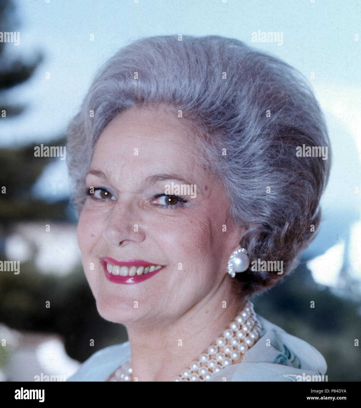 Begum Aga Khan mit Stand Pudel in ihrem Haus in Le Cannet, Frankreich 1985. Begum Om Madineh Aga Khan mit ihren Pudeln an ihrem Haus in Le Cannet, Frankreich 1985. Stockfoto