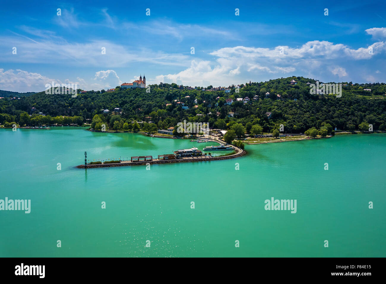 Tihany, Ungarn - Der Hafen von Tihany der Balaton mit der berühmten Benediktinerabtei Tihany (Abtei Tihany, Tihanyi Apátság) im Hintergrund w Stockfoto