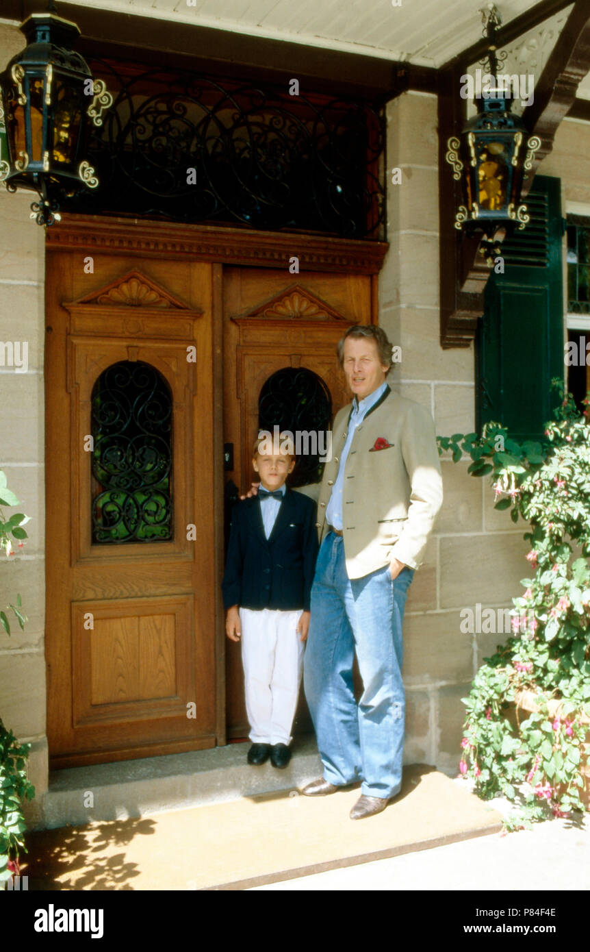 Anton Wolfgang Graf von Faber-Castell mit Sohn Charles, Deutschland 1990. Anton Wolfgang Graf von Faber Castell mit seinem Sohn Charles, Deutschland 1990. Stockfoto