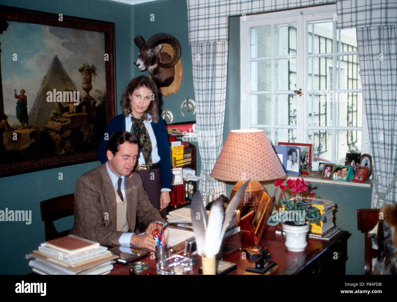 Alexander Fürst zu Sayn-Wittgenstein-Sayn und Gemahlin Gabriela im Arbeitszimmer in Bendorf, Deutschland 1992. Alexander Prinz von Sayn Sayn Wittgenstein mit seiner Frau Gabriela in seinem Büro in Bendof, Deutschland 1992. Stockfoto