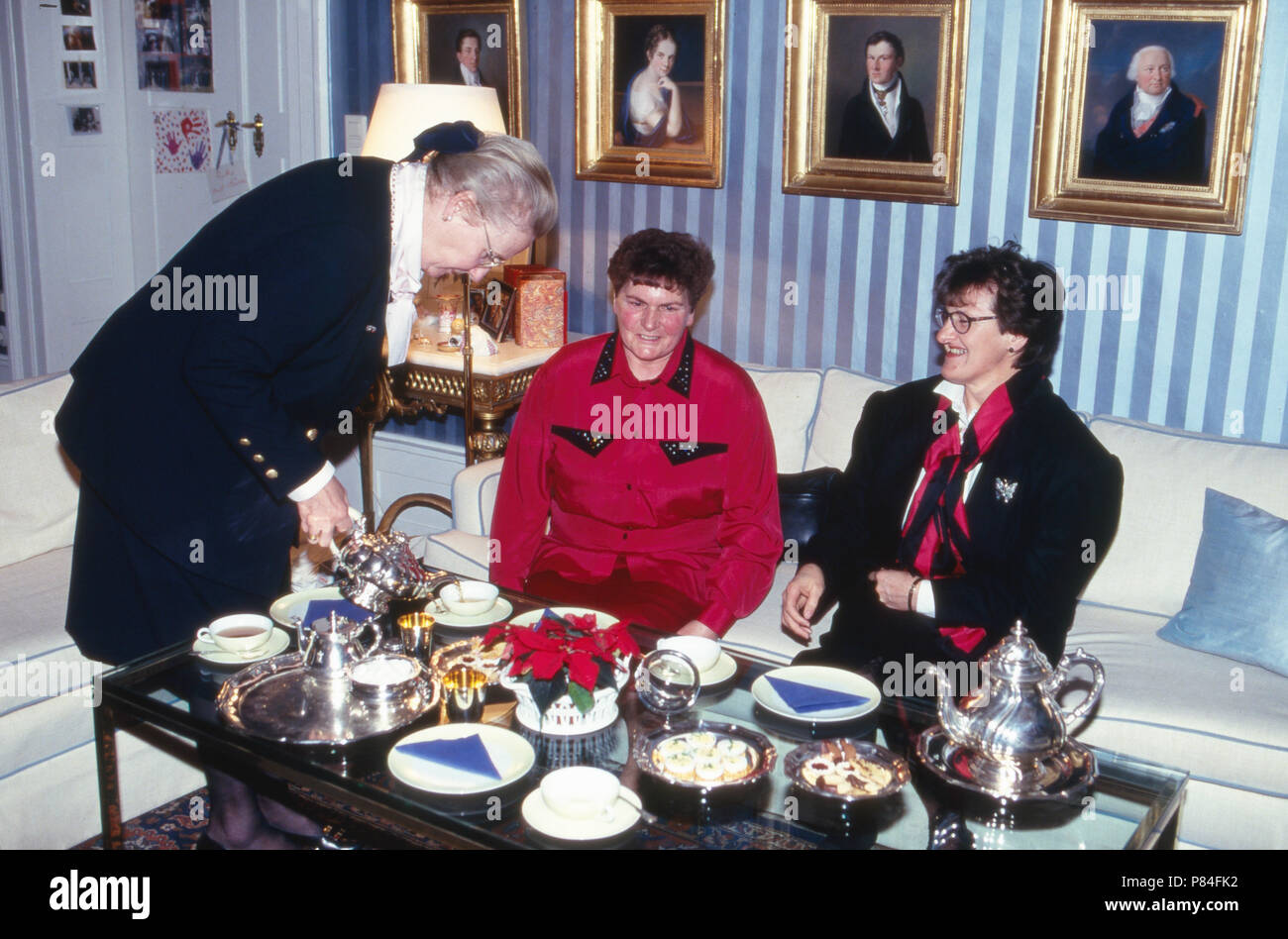 Fürstin Marie Louise zu Castell-Castell lädt zur Weinprobe mit Käthe Kruse Puppen in Schloss Castell, Deutschland 1990. Marie Louise Prinzessin von Castell Castell einladend für einen Wein mit Käthe Kruse Puppen zu Castell schloss, Deutschland 1990. Stockfoto