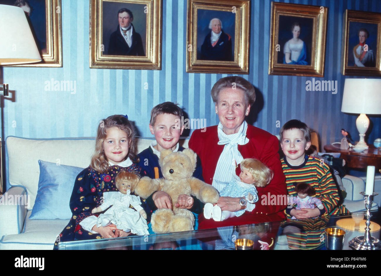 Fürstin Marie Louise zu Castell-Castell lädt zur Weinprobe mit Käthe Kruse Puppen in Schloss Castell, Deutschland 1990. Marie Louise Prinzessin von Castell Castell einladend für einen Wein mit Käthe Kruse Puppen zu Castell schloss, Deutschland 1990. Stockfoto