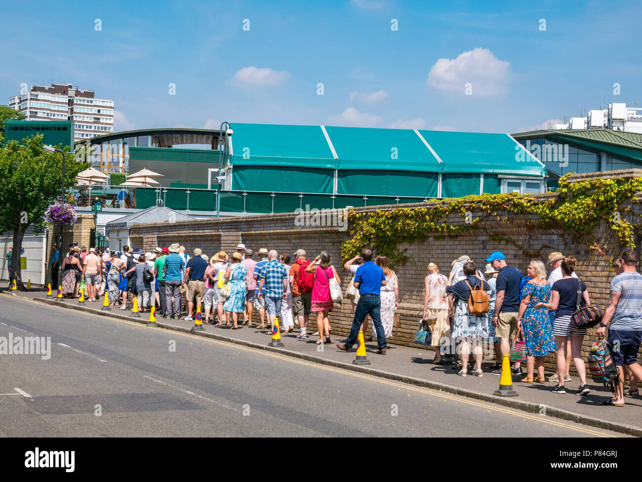 Leute mit Tickets Schlange am Eingang der All England Lawn Tennis Meisterschaft AELTC im Sommer Sonnenschein, Wimbledon 2018, London, England, Großbritannien Stockfoto