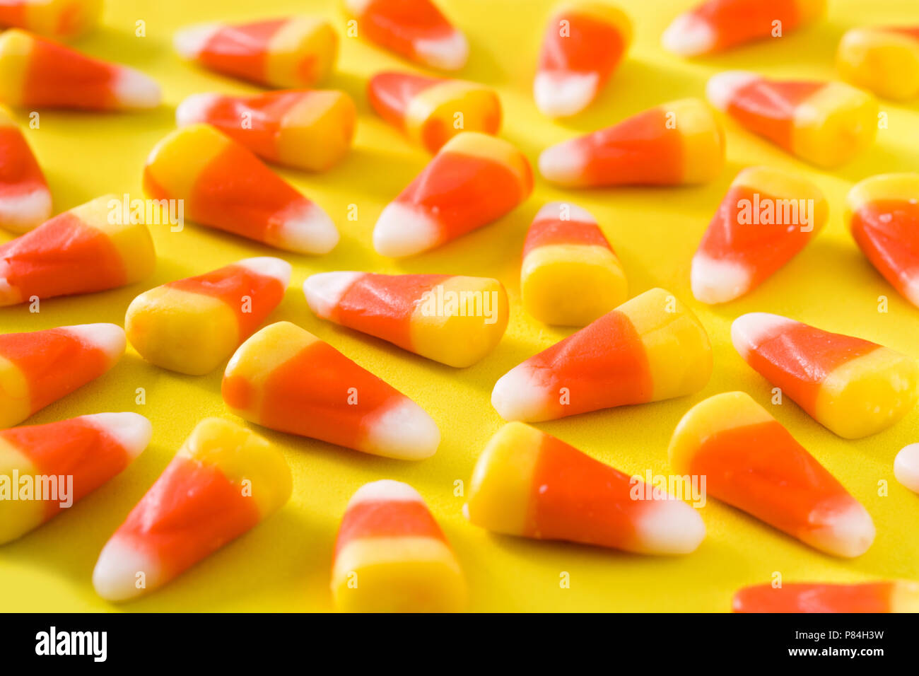 Typische Halloween Candy Mais auf gelben Hintergrund. Stockfoto