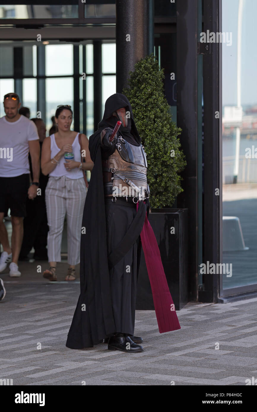 Ein Mann, der als ein Charakter aus Star Wars während der Teilnahme an einer Star Wars Sammlung auf Liverpool Waterfront gekleidet. Stockfoto