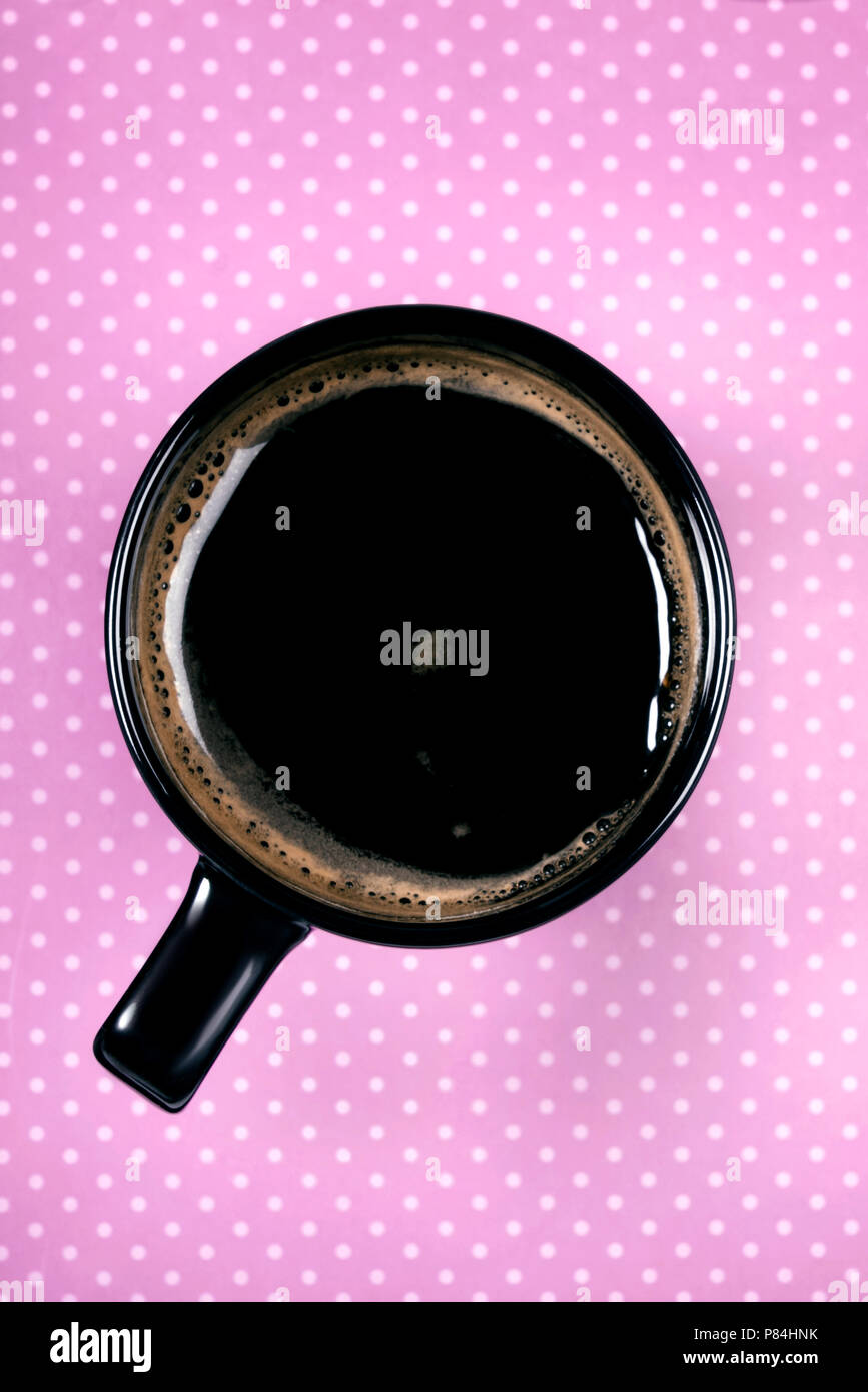 Schwarzer Kaffeebecher auf rosa Hintergrund Stockfoto