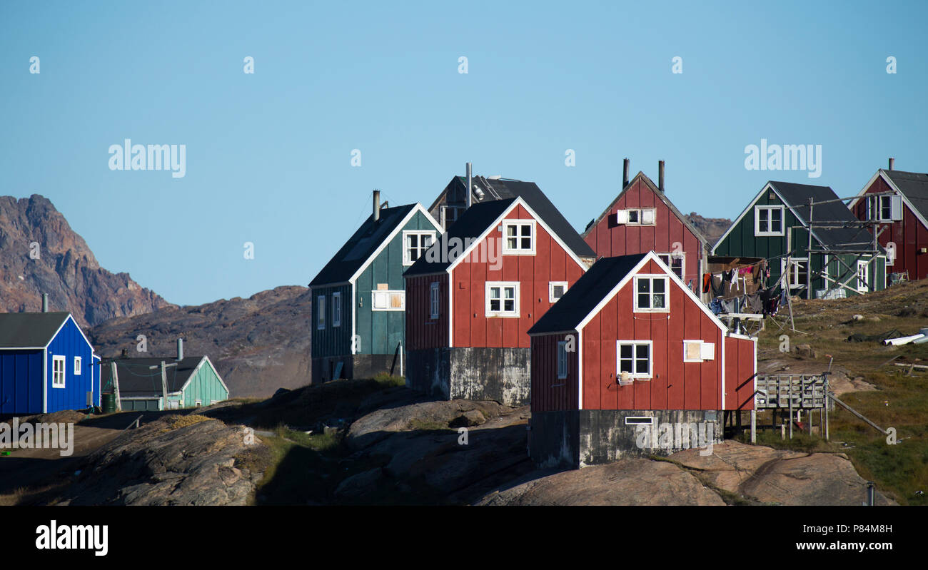 Häuser auf einem Bergrücken, Tasiilaq Dorf, östlichen Grönland Stockfoto