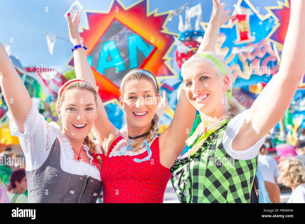 Freunde besuchen Bayerische messe Spaß am Karussell Stockfoto