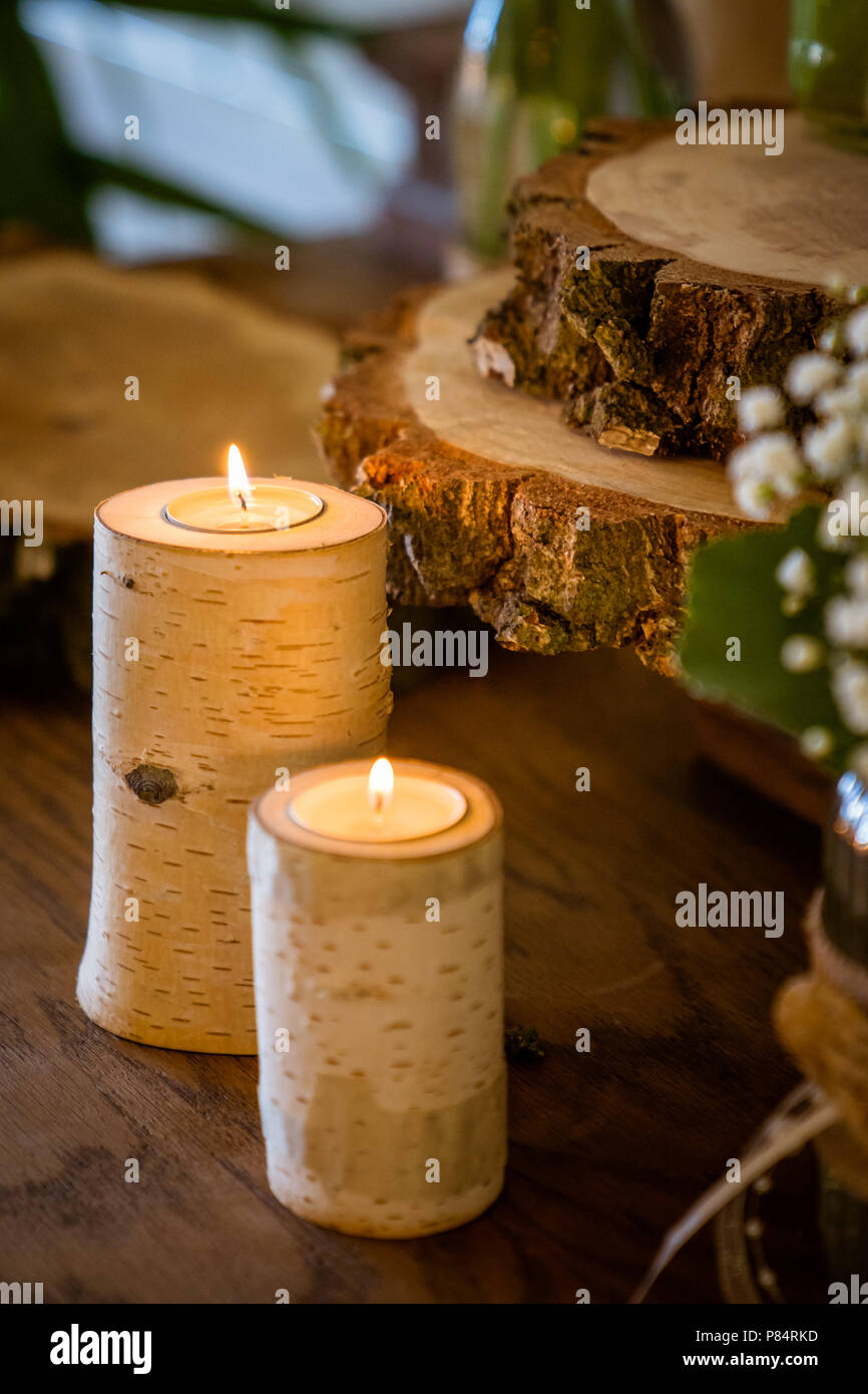 Die Kerzen in Birkenstamm, Weihnachten und Hochzeit Dekoration,  Holzscheiben werden im Hintergrund Stockfotografie - Alamy