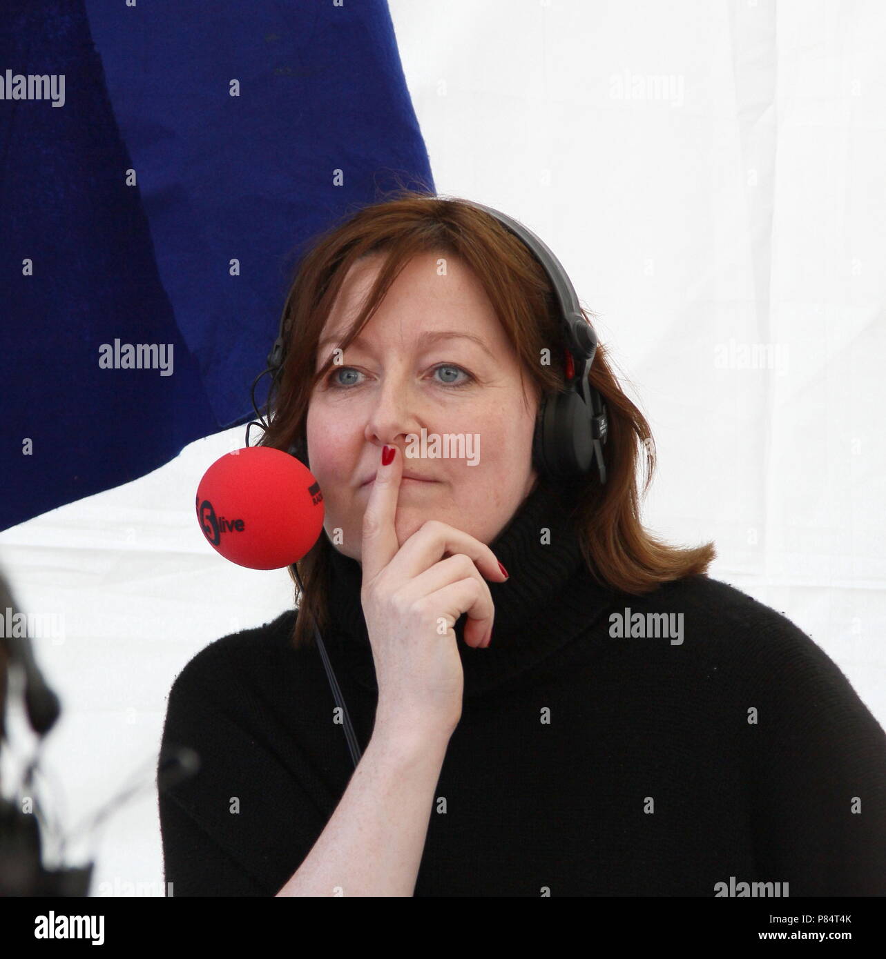 SHELAGH FOGERTY JOURNALIST UND RADIOMODERATOR HIER DARGESTELLT UND ZUGLEICH EINE Show auf BBC Radio 5 LIVE AM 21. MÄRZ 2012. 2018 PRÄSENTATION FÜR LBC Radio. Stockfoto