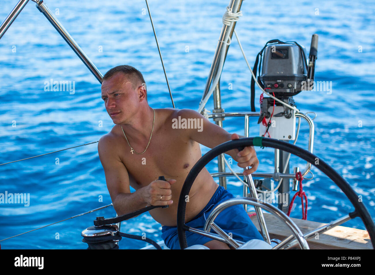 Männer auf der Yacht während der Rennen segeln im Meer. Segeln und Extremsport. Stockfoto