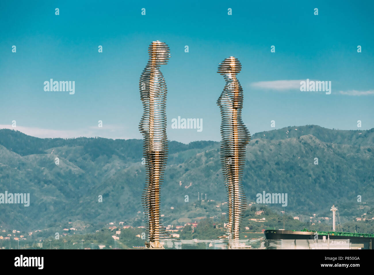 Batumi, Adscharien, Georgia - 25. Mai 2016: Eine bewegende Metallskulptur Bildhauers georgischen Tamara Kvesitadze im Jahr 2007, mit dem Titel Mann und Frau oder Ali ein Stockfoto