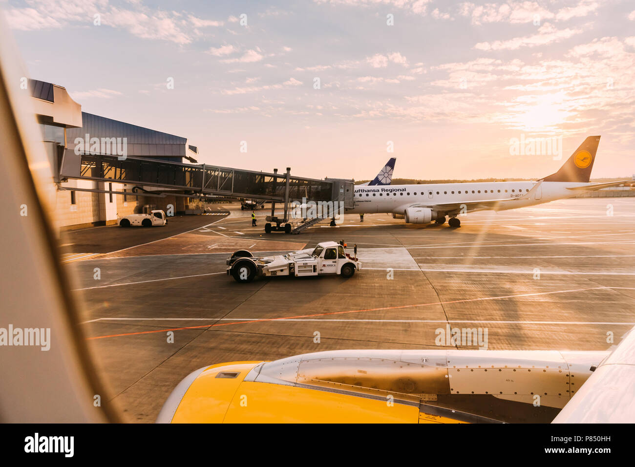 Minsk, Weißrussland - Mai 13, 2018: Flugzeug Flugzeug Boeing 737-800 der Ukraine International Airlines, die am nationalen Flughafen Minsk - Minsk-2 Terminal in E Stockfoto