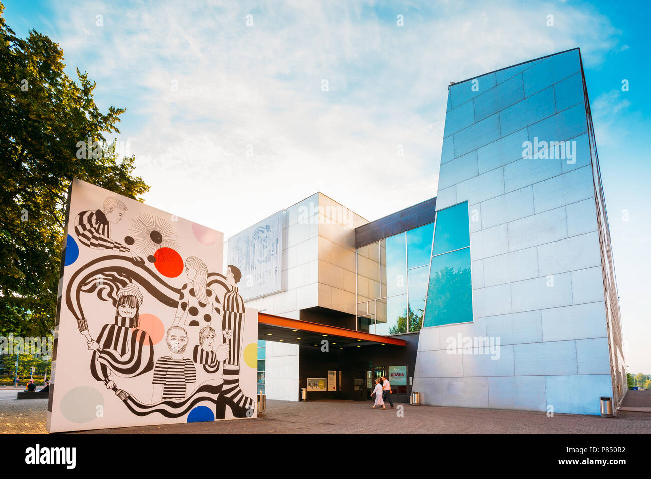 HELSINKI, Finnland - 28. JULI 2014: Menschen zu Fuß in der Nähe von Museum für zeitgenössische Kunst Kiasma in Mannerheiminaukio Straße. Stockfoto