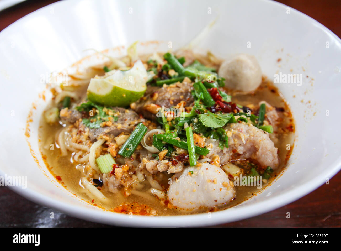 Thai würzige Nudelsuppe, Tom Yum mit Schweinefleisch, thailändisches Essen. Stockfoto