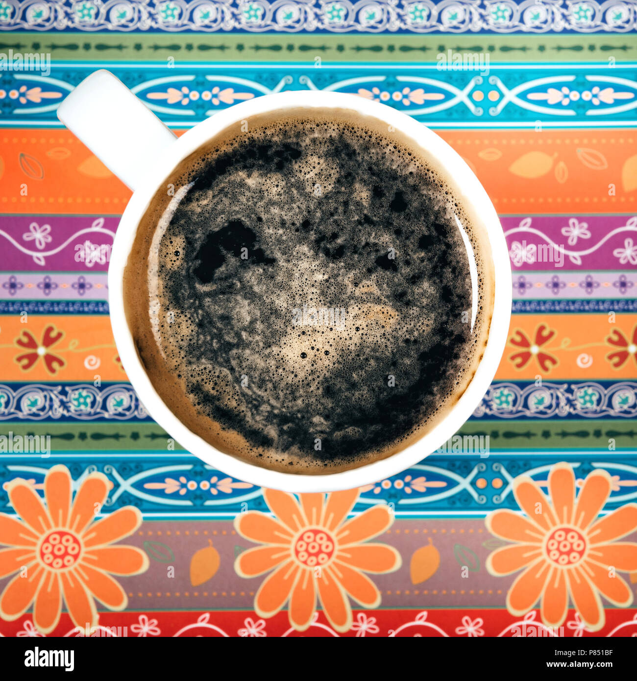 Tasse Kaffee auf farbigem Hintergrund Stockfoto