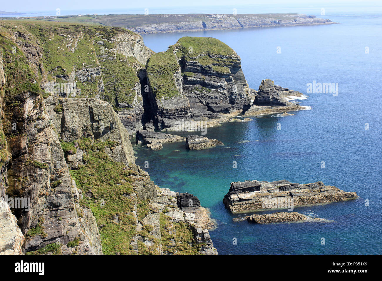Anglesey Küste in der Nähe von South Stack RSPB Nature Reserve Stockfoto