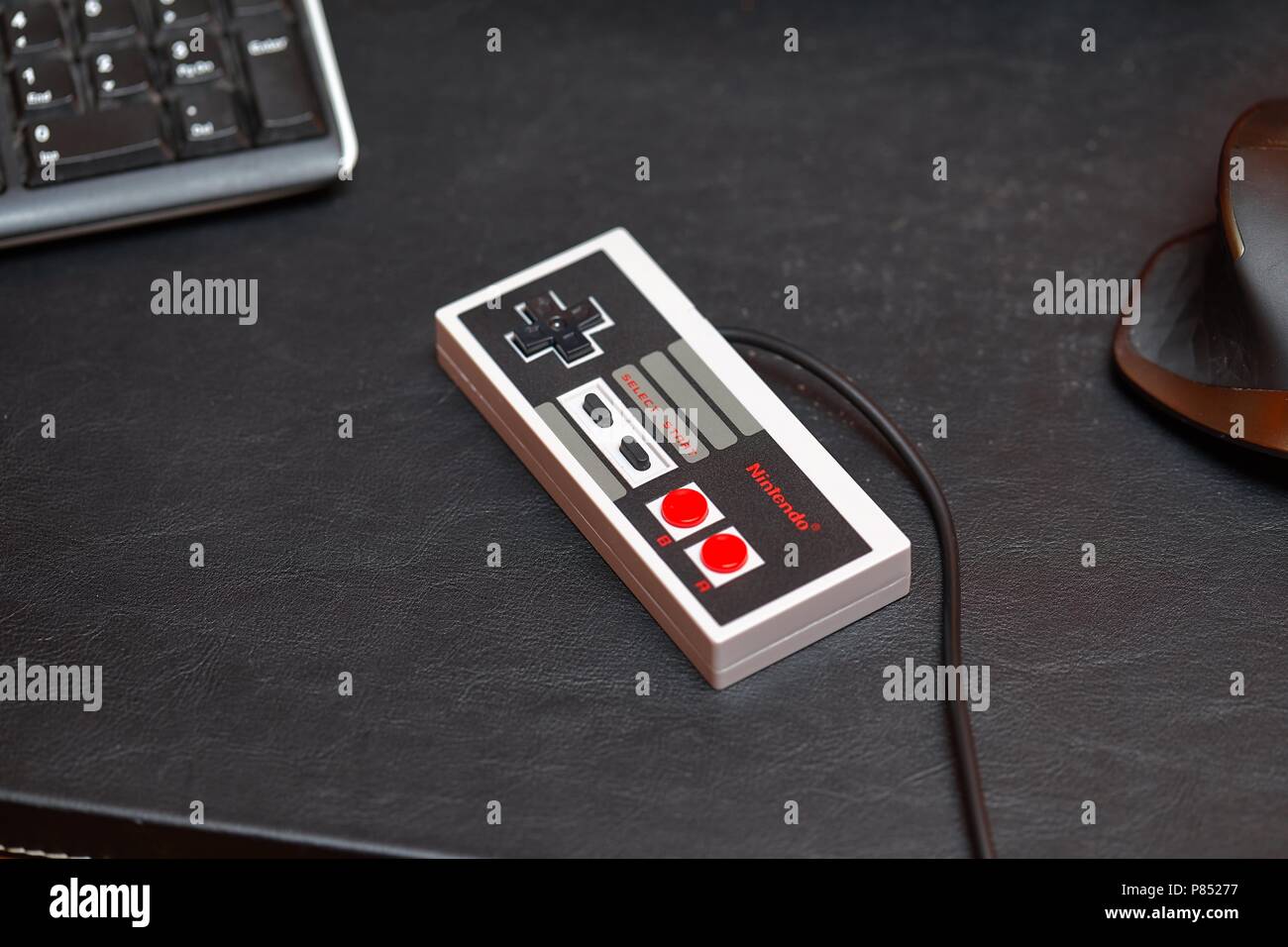 BUDAPEST, Ungarn - 17. FEBRUAR 2018: Classic Nintendo NES Konsole Controller aus den 80er Jahren auf einem Schreibtisch Stockfoto