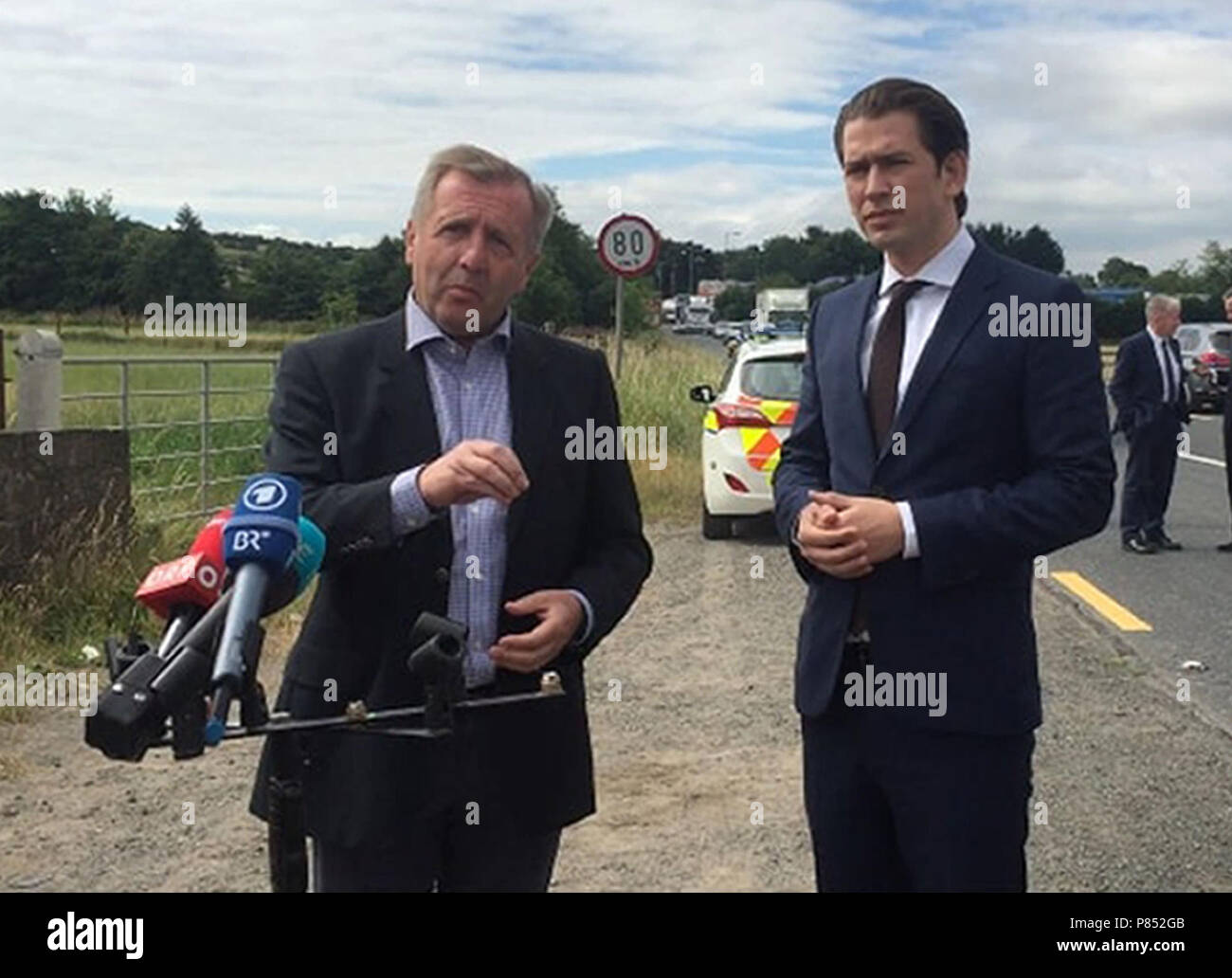 Der irische Landwirtschaftsminister Michael Creed mit Österreichs Bundeskanzler Sebastian Kurz, am Grenzübergang bei ravensdale Louth/ab Grenze. Stockfoto