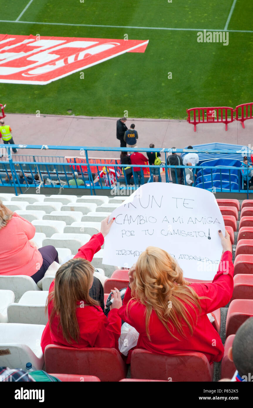 Zwei Mädchen mit einem Plakat an Vicente Calderon Stadion. Madrid, Spanien. Stockfoto
