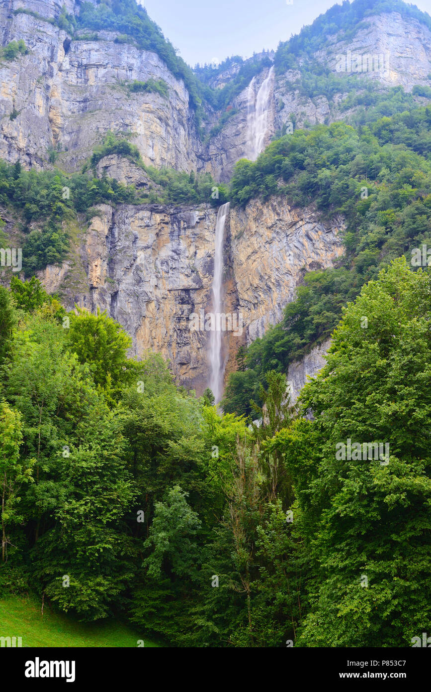 Fantastische Kaskade Wasserfall Seerenbachfälle bei Betlis am Walensee. Die Schweiz. Europa. Stockfoto