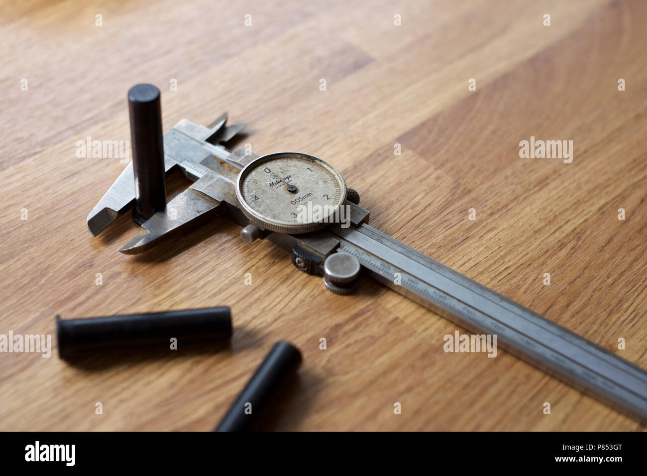 Metrische analoge Nonius auf die Werkbank. Stockfoto