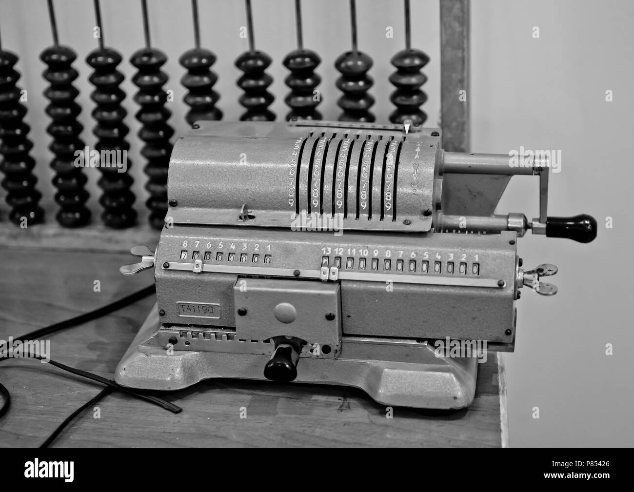 Schwarzweißbild. Abacus und eine alte mechanische Zählmaschine. Stockfoto