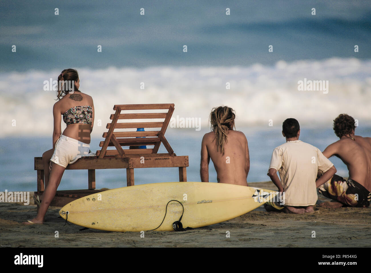 Gruppe von Surfern beobachten die Maßnahmen auf Zicatela in Puerto Escondido, Mexiko Stockfoto